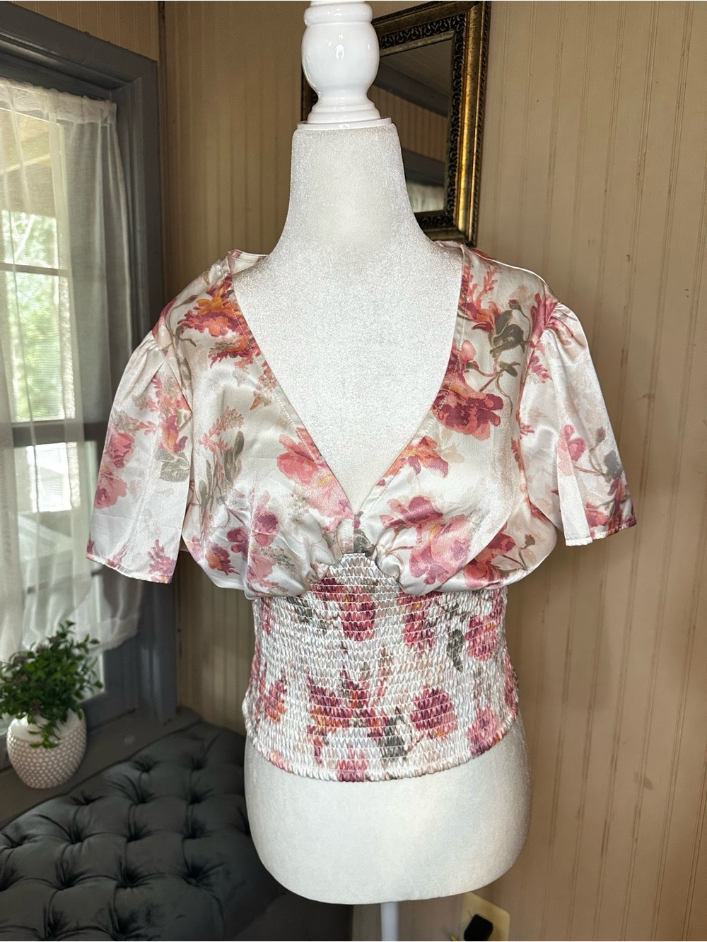 NWT Guess Los Angeles Angelic Smocked Floral Top Women’s Large Pink V Neck Boho